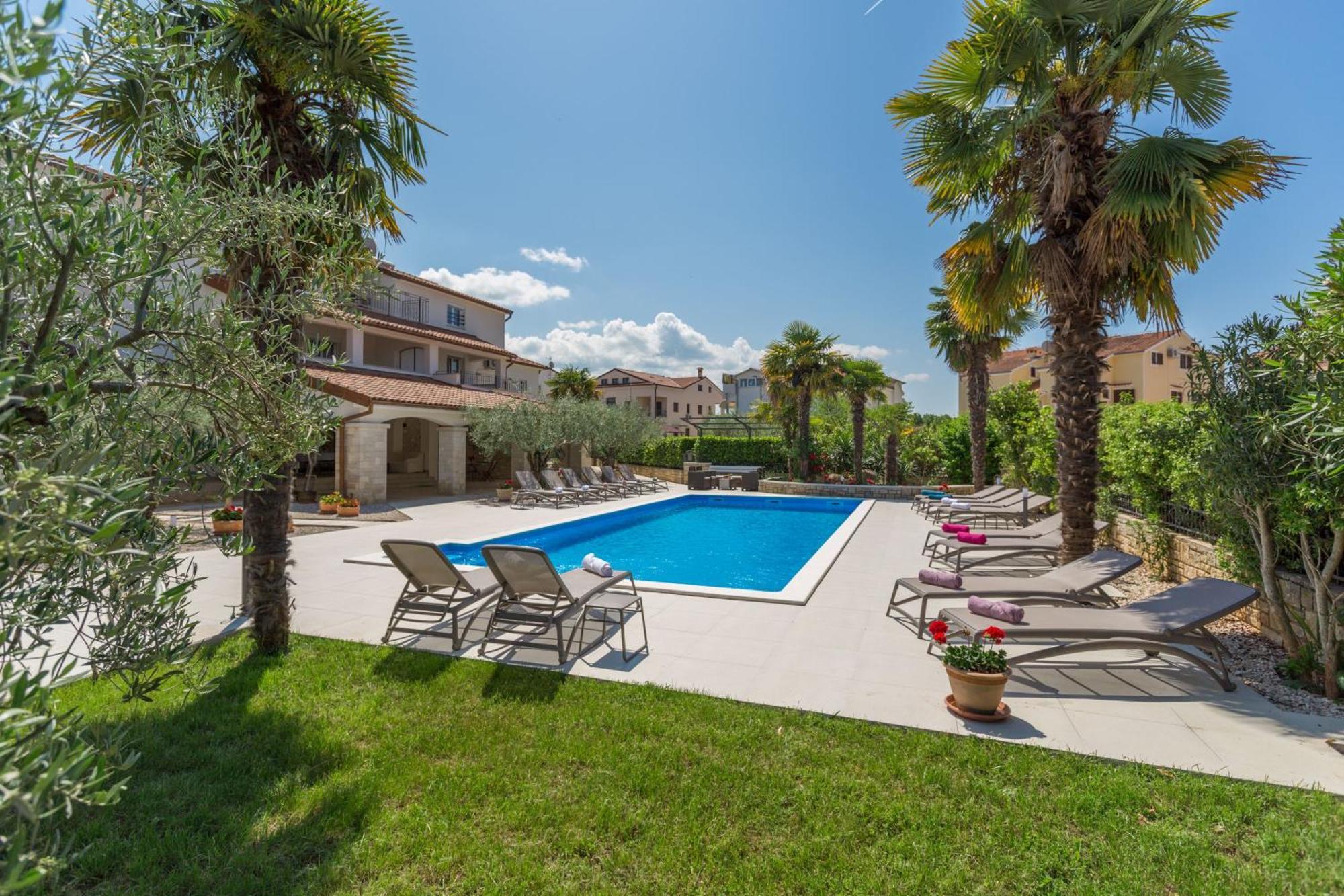 Apartment Paradiso 2 Mit Pool , Garten, Liegen *